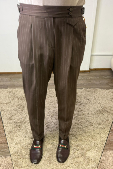 Pantalone gessato con fibbie laterali
