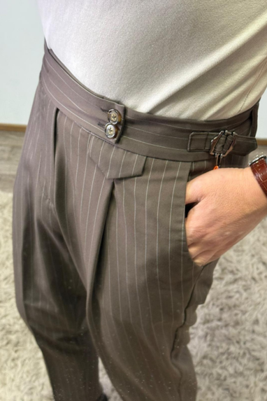 Pantalone gessato con fibbie laterali