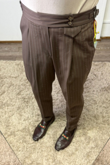 Pantalone gessato con fibbie laterali