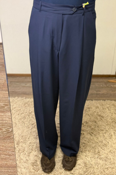 Pantalone con bottone decentrato