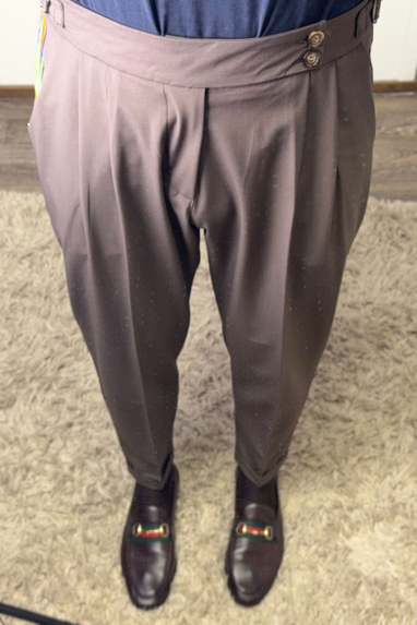 Pantalone con fibbie laterali tinta unita