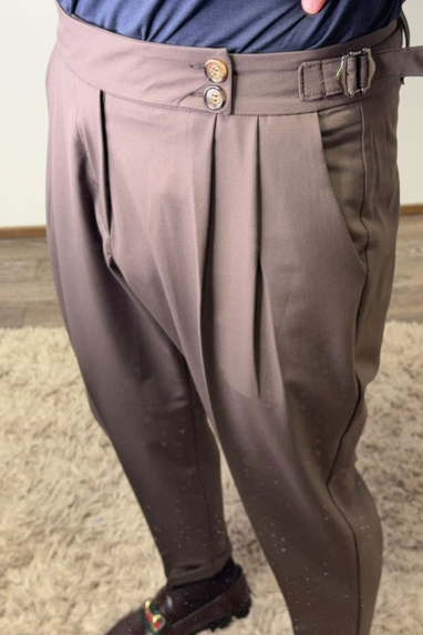 Pantalone con fibbie laterali tinta unita