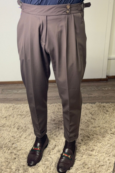Pantalone con fibbie laterali tinta unita