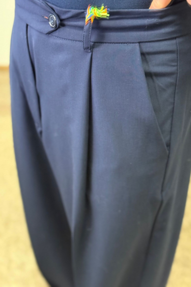Pantalone con bottone decentrato