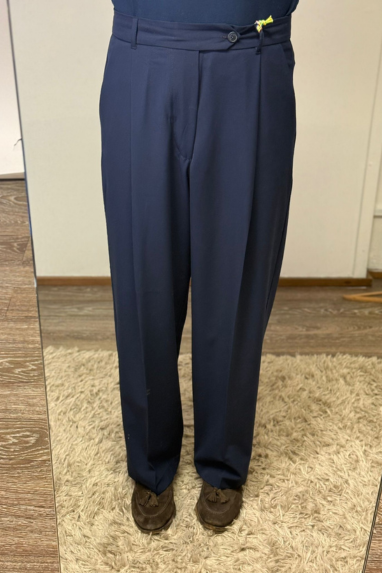 Pantalone con bottone decentrato