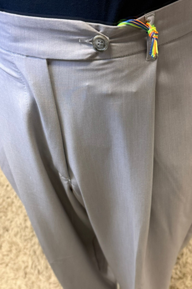 Pantalone con bottone decentrato