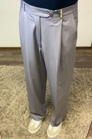 Pantalone con bottone decentrato