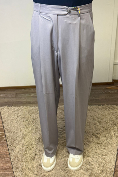 Pantalone con bottone decentrato