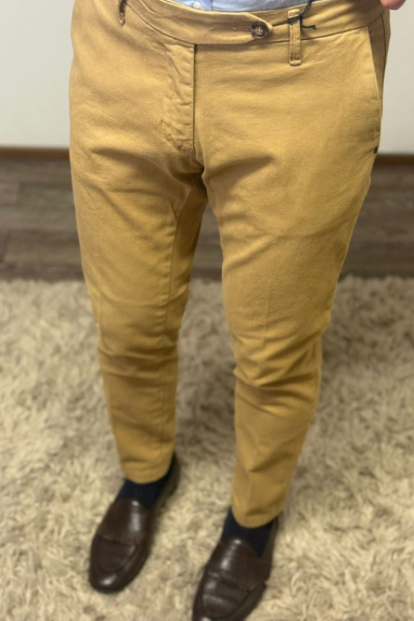 Pantalone slim con bottone decentrato
